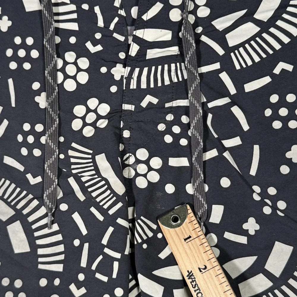 Patagonia Board Shorts Mens 36 Black White Batik Print Surf Wavefarer‎